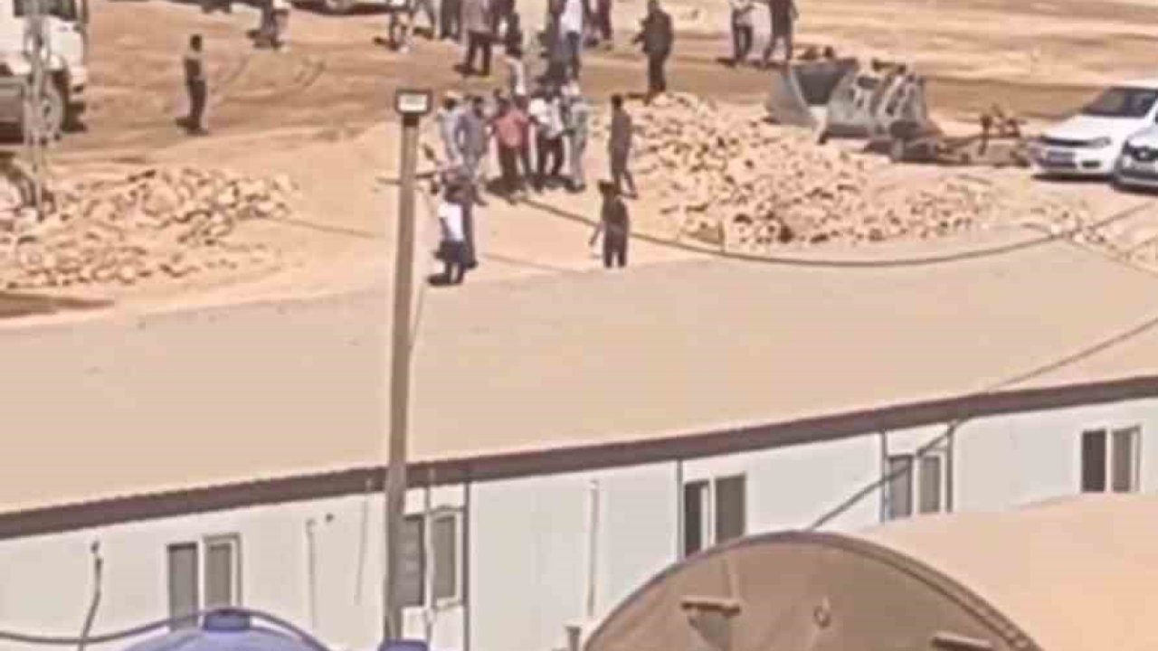Şanlıurfa’da inşaat işçilerinin taşlı sopalı kavgası kamerada