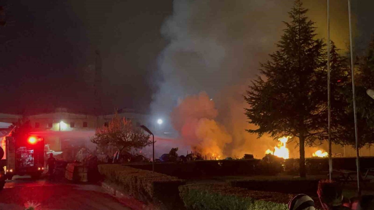 Düzce’de ahşap fabrikasının bahçesinde yangın