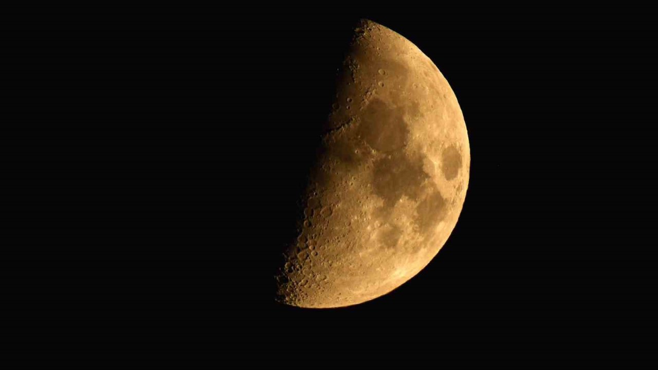 Ahlat’ta yarım ay manzarası mest etti