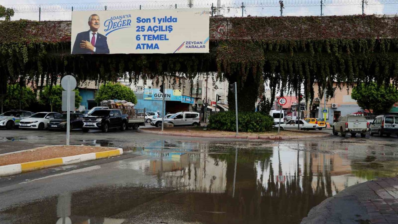 Su borusu patladı, cadde göle döndü
