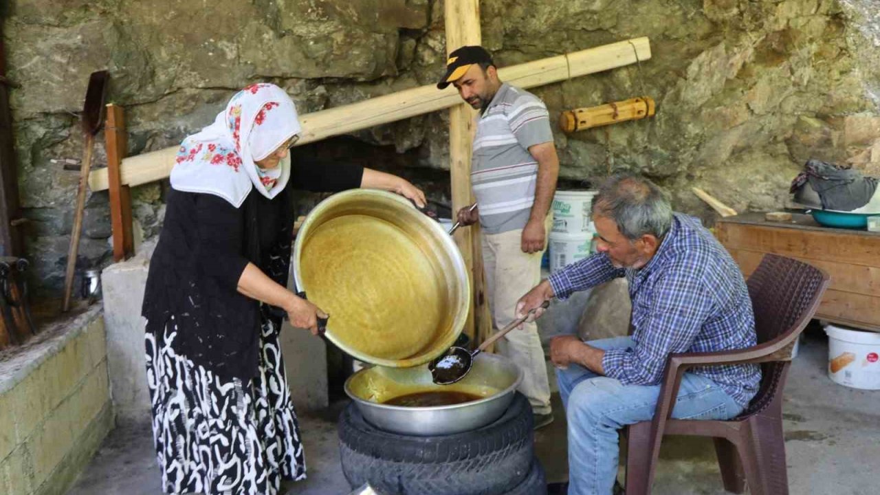 Karnavas’ta geleneksel yöntemler dut pekmezi