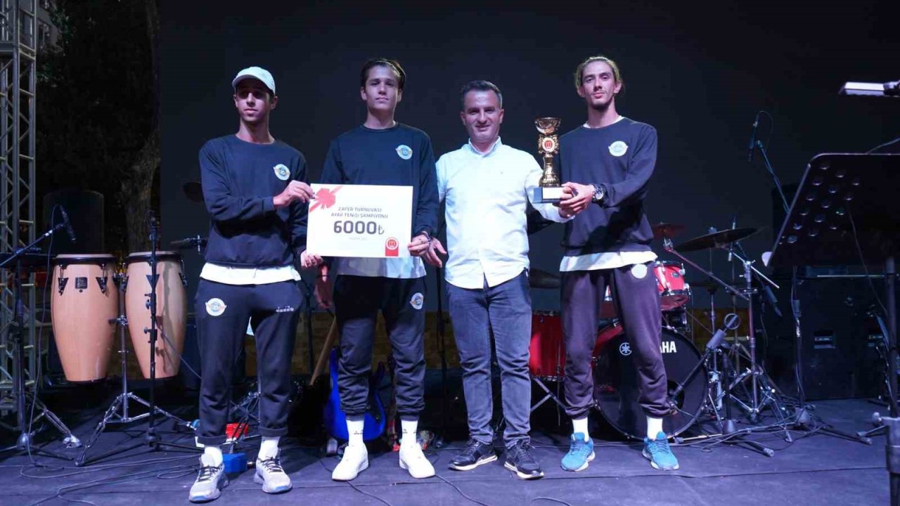 Zafer Turnuvası şampiyonları ödül ve kupalarını aldı