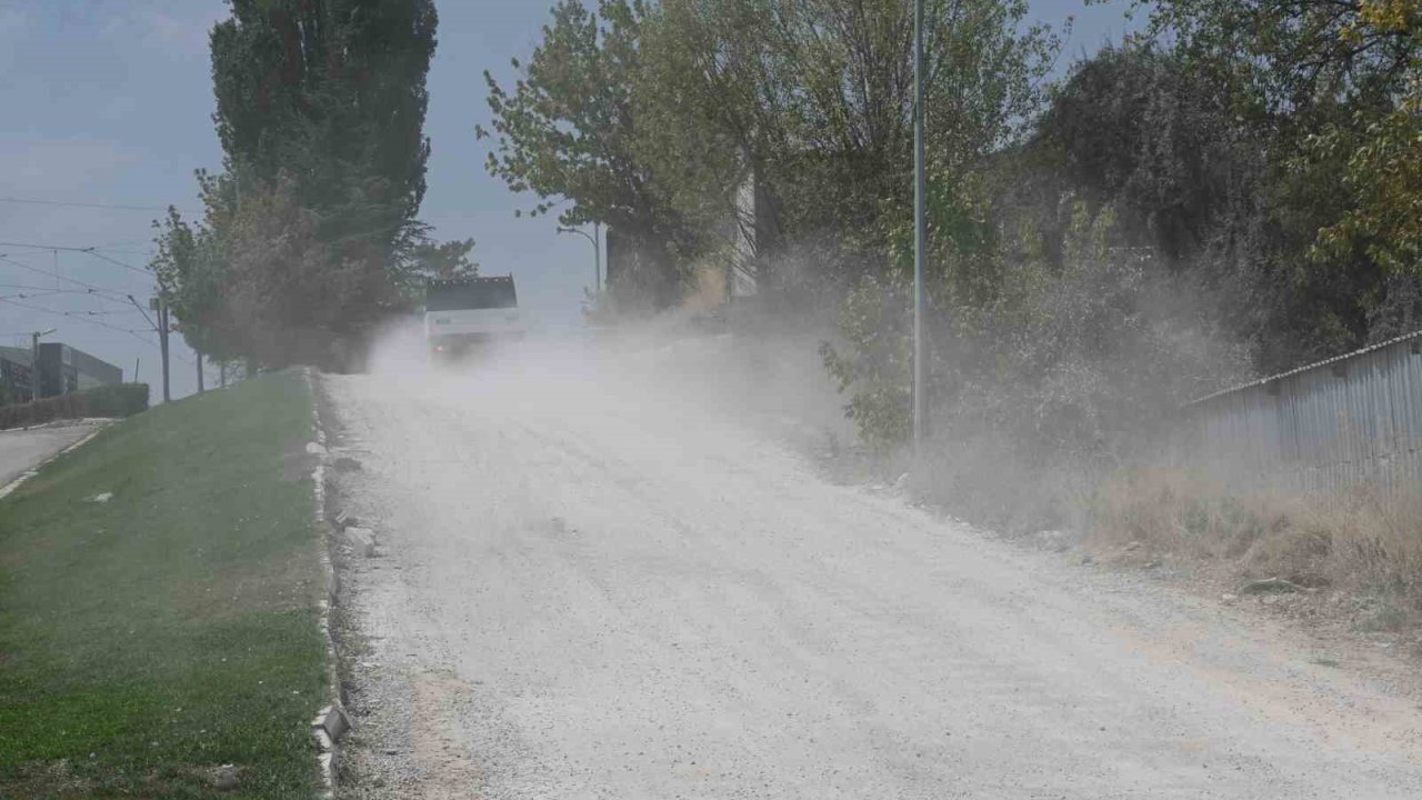 Baksan’daki alt yapı çalışmaları sonrası yollar toz duman