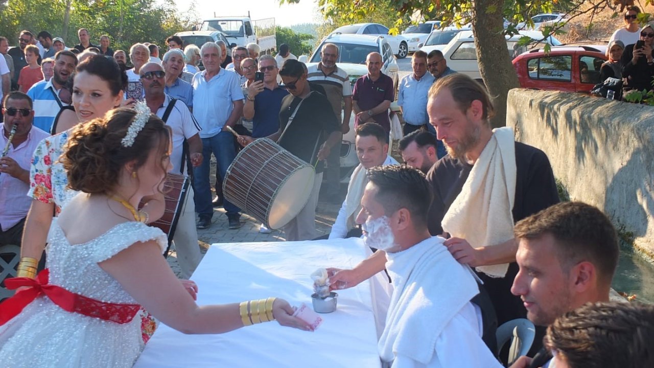 Yüz yıllık düğün geleneği, para verip damada tokat atıyorlar