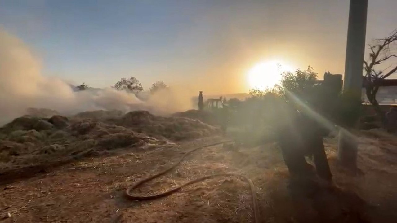 Isparta’da köyde çıkan yangın saman balyalarını kül etti