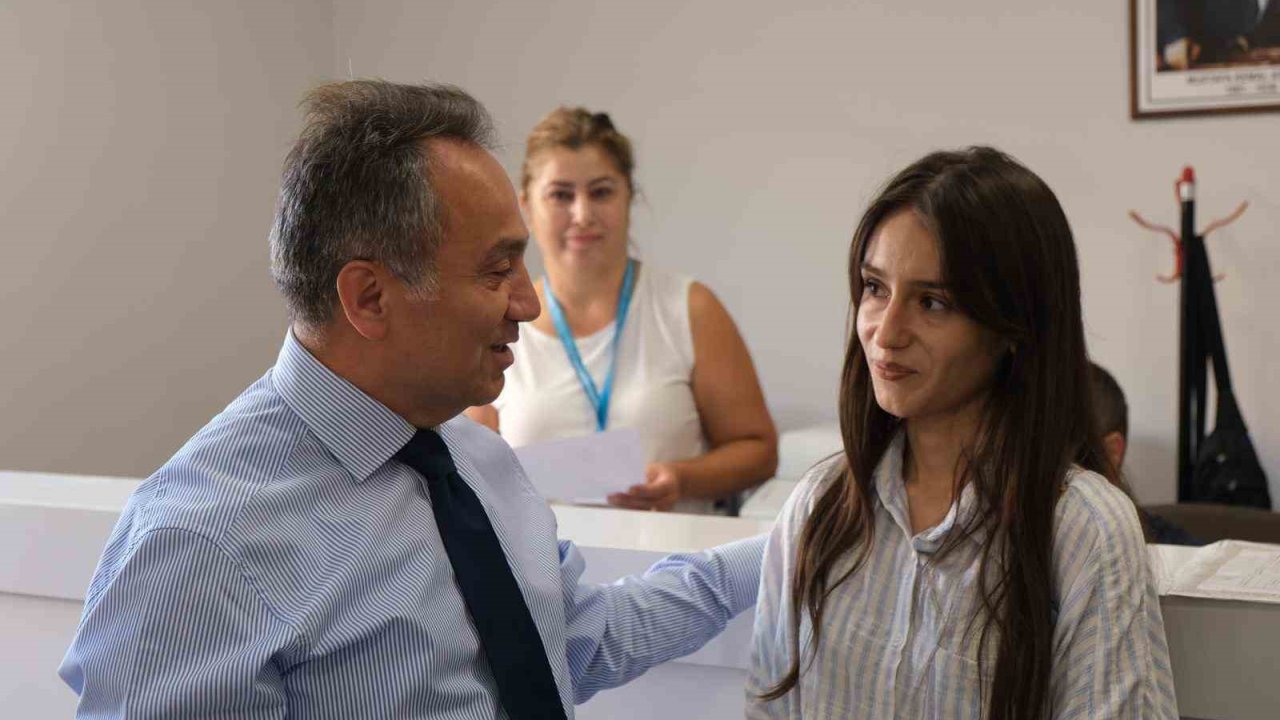 Rektör Yılmaz, öğrencilerin kayıt heyecanını paylaştı