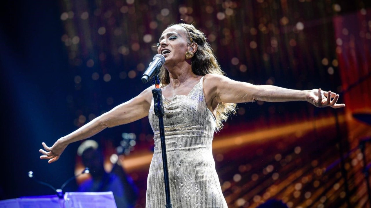 Yıldız Tilbe için arkadaşını sırtına çıkarttı