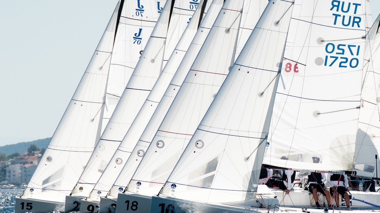 Yelken festivalinde, yüzlerce yelkenci, onlarca tekne zorlu parkurlarda rüzgarla yarıştı