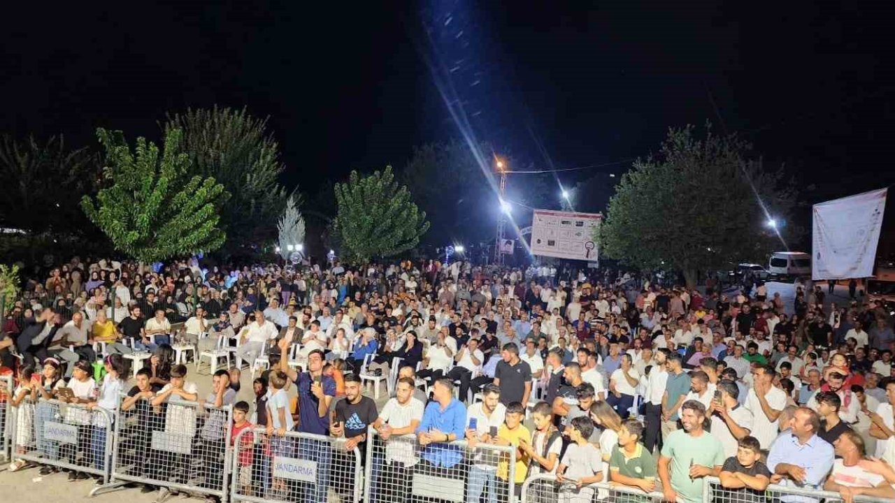 Üçocak’ta düzenlenen konserde vatandaşlar doyasıya eğlendi