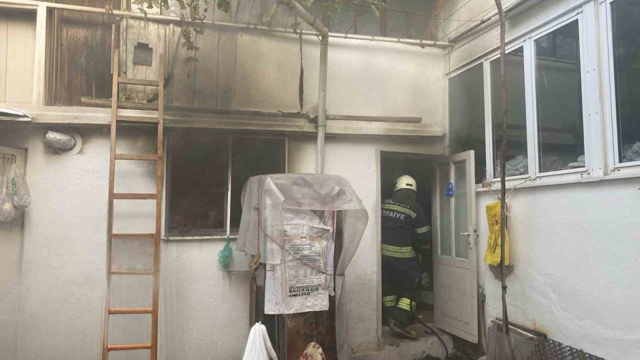 Menteşe’de ev yangını yaşlı adam yaralandı