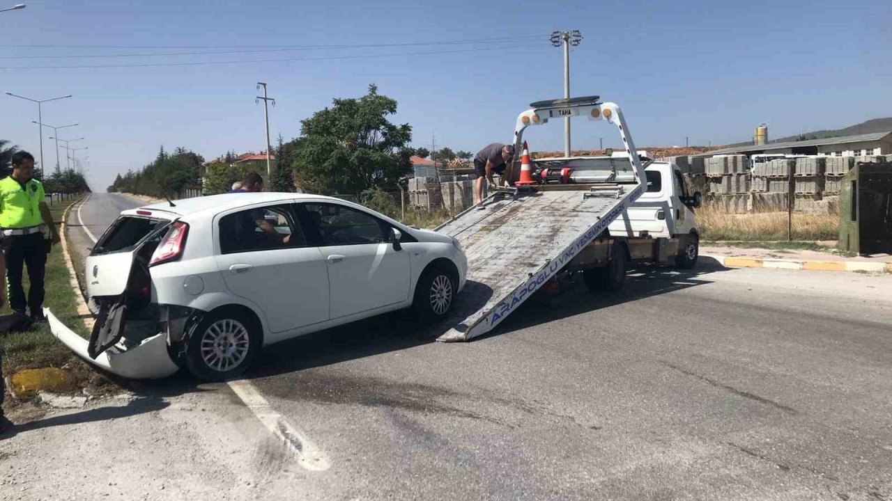 Uşak’ta iki otomobil çarpıştı: 2 yaralı