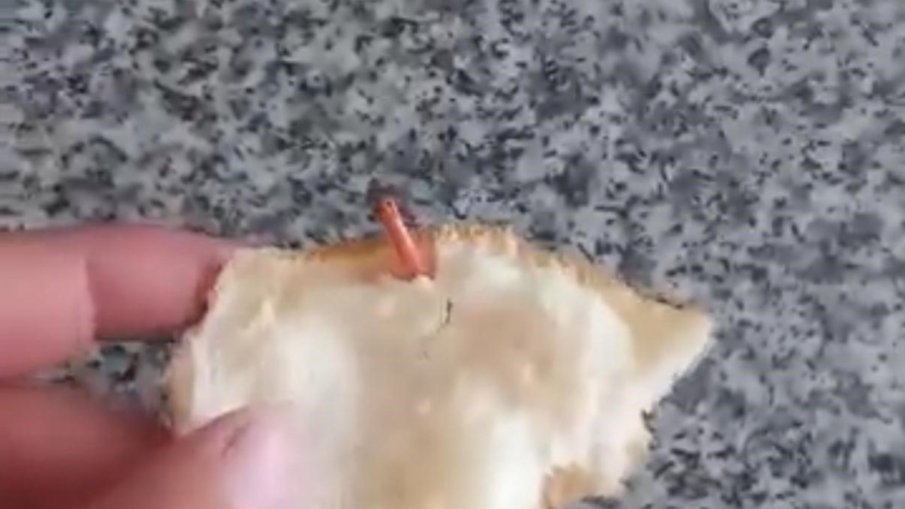 Diyarbakır’da ekmeğin içinden kablo çıktı
