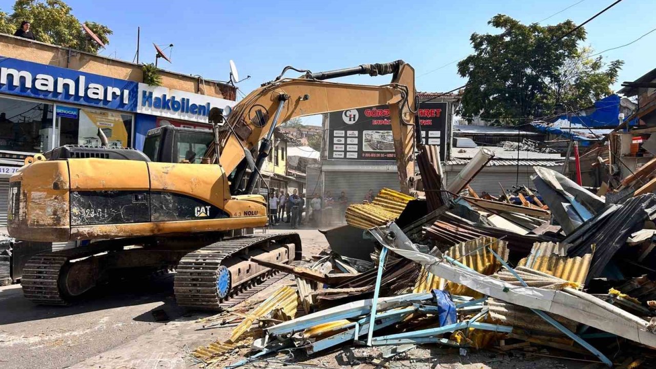 Ankara’nın tarihi İtfaiye Meydanı’ndaki iş yerlerinde yıkım başladı