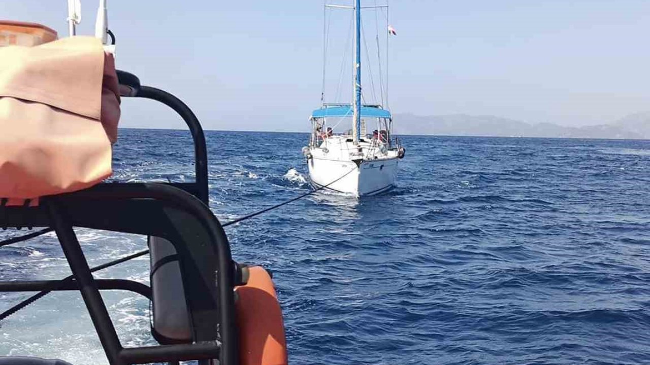 Fethiye açıklarında arızalanan yelkenli tekne kurtarıldı