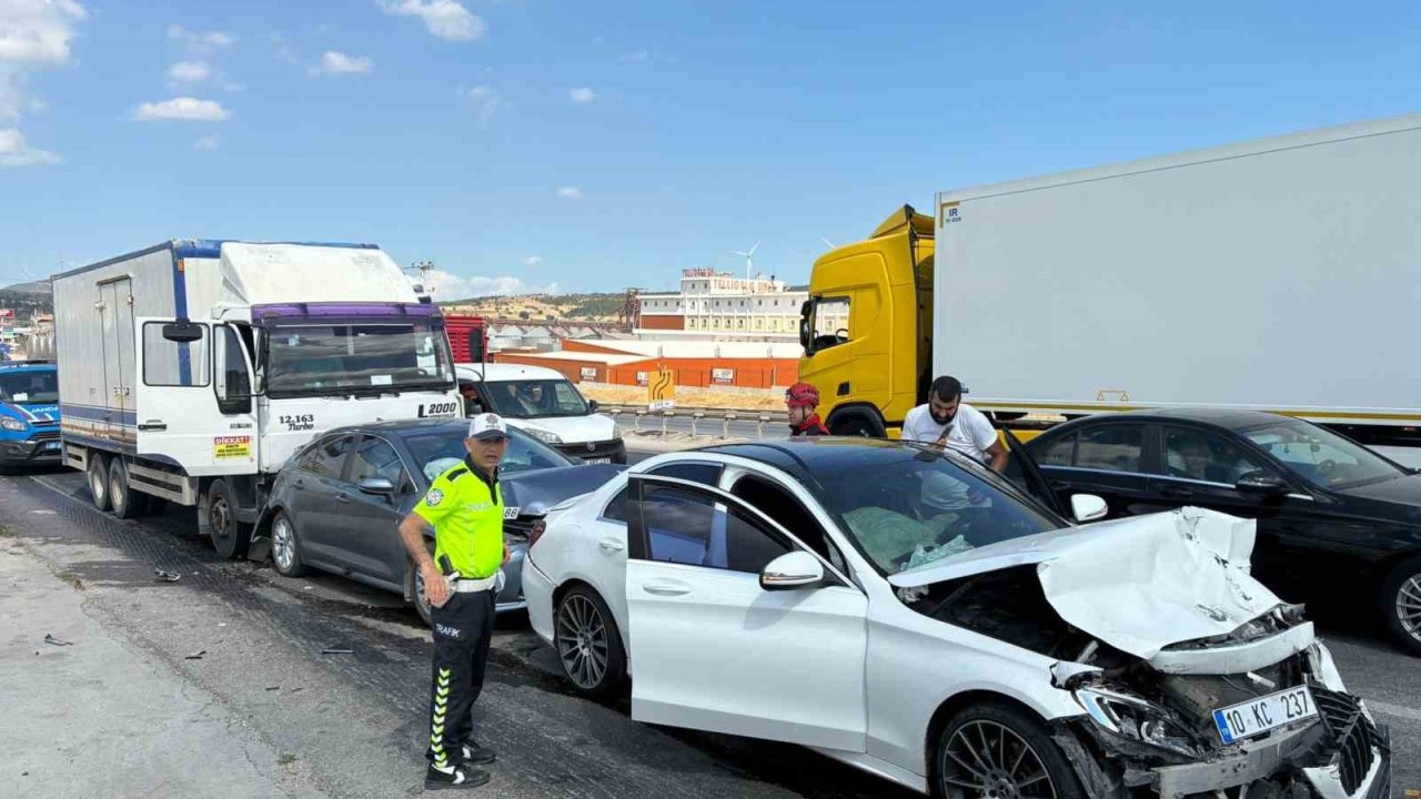 Balıkesir’de 4 araç zincirleme trafik kazası yaptı
