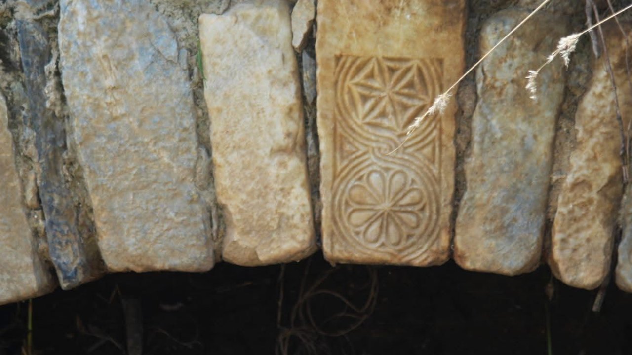 Taşköprü temizliğinde tarihi sütun parçası bulundu