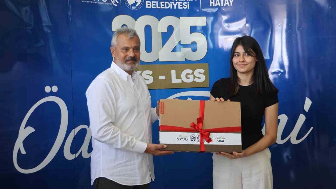 Hatay Büyükşehir Belediyesi, dereceye giren öğrencilere bilgisayar ve eğitim  desteği
