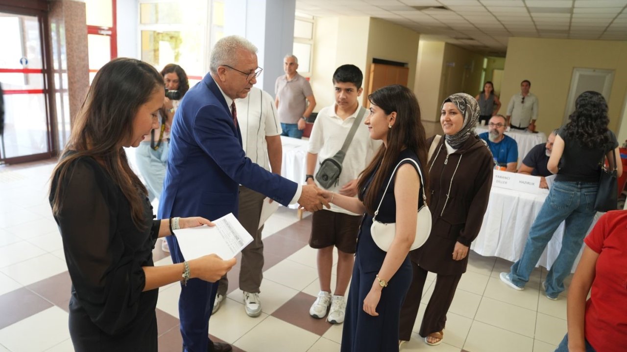 EÜ Rektörü Prof. Dr. Budak, çiçeği burnunda öğrencilerinin kayıt heyecanına ortak oldu