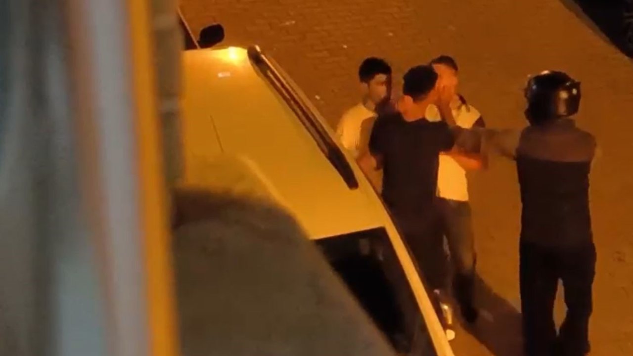 Köşeye sıkıştırdıkları genci önce dövüp sonra motor anahtarını aldılar