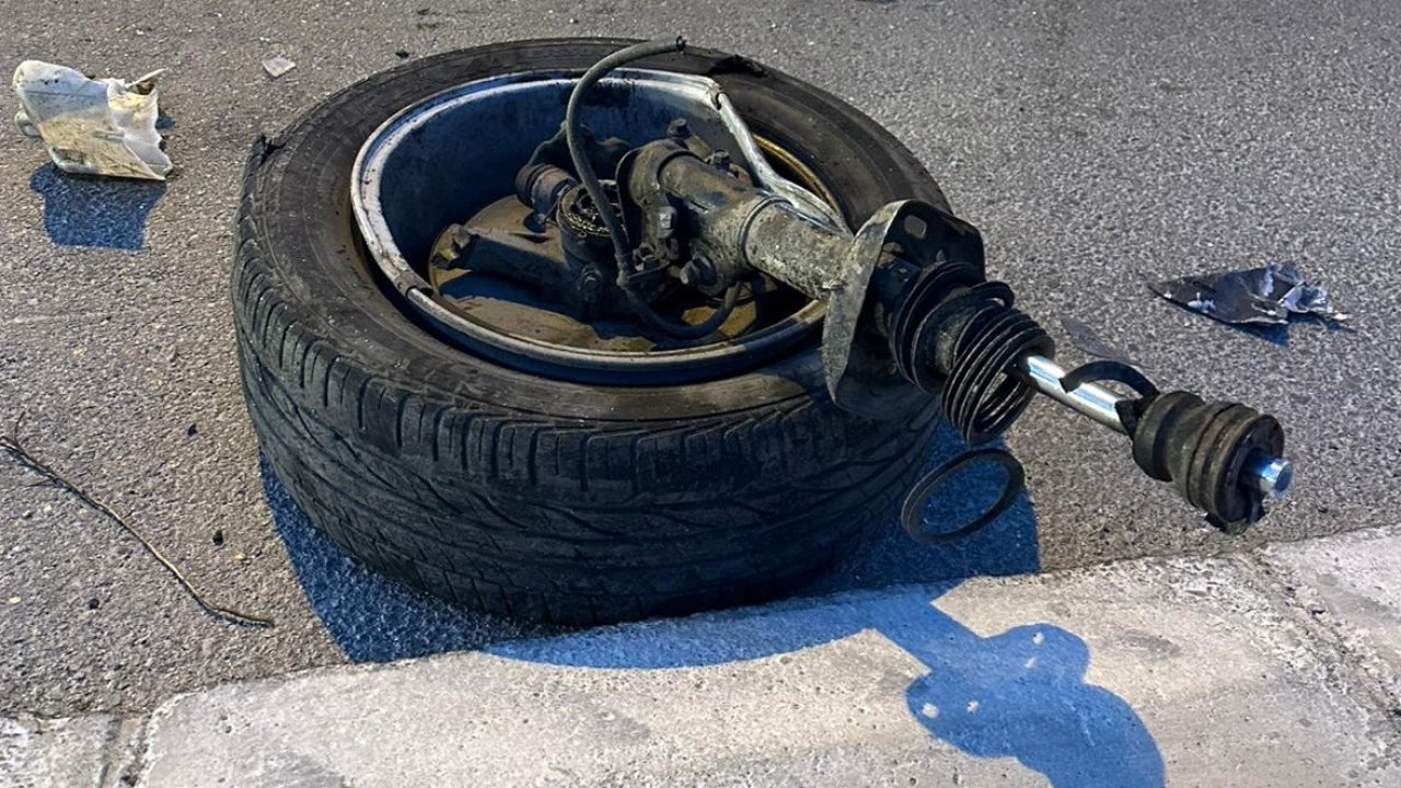 Tekeri bile koptu: Kamyona çarpan otomobil hurdaya döndü, 2 yaralı