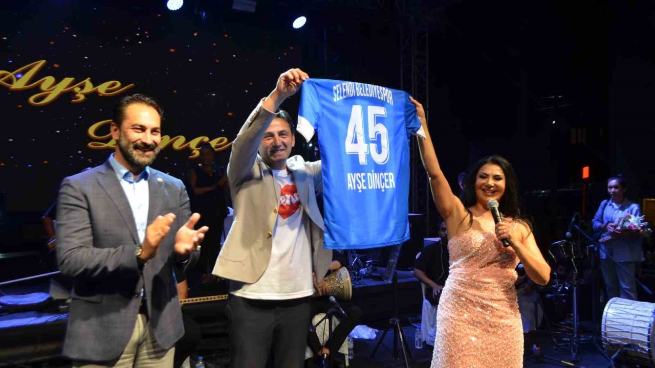 Ayşe Dinçer, Selendi’de binlerce vatandaşı coşturdu