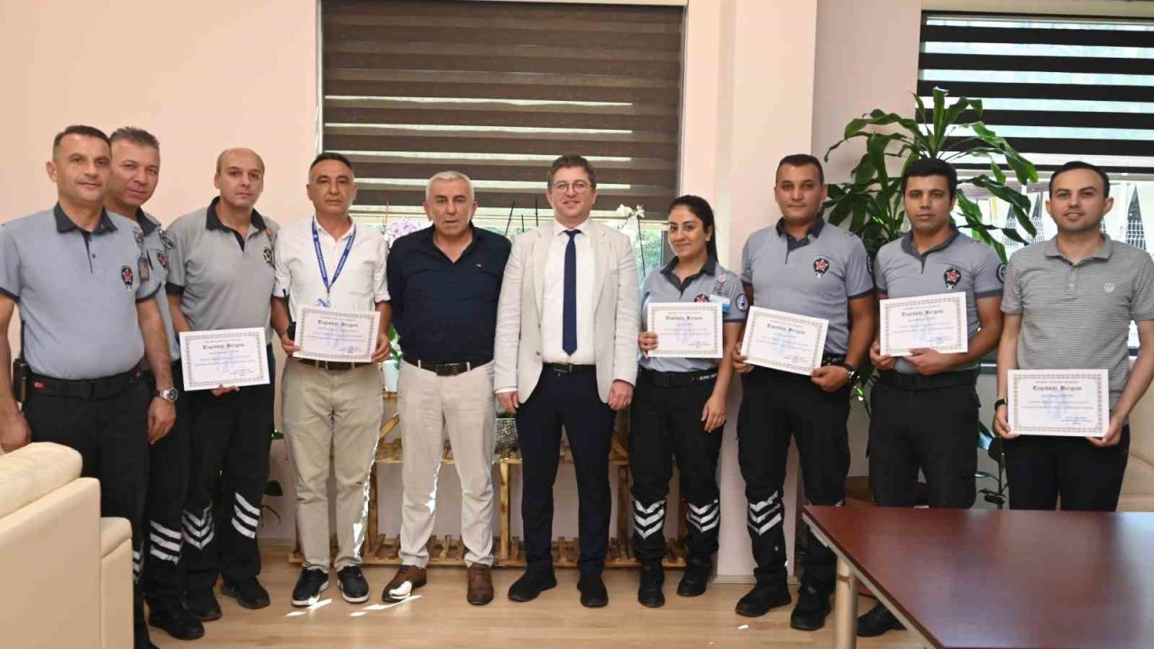 Arkadaşının yeni doğan bebeğini poşete koyup kaçırmaya çalışırken yakalandı