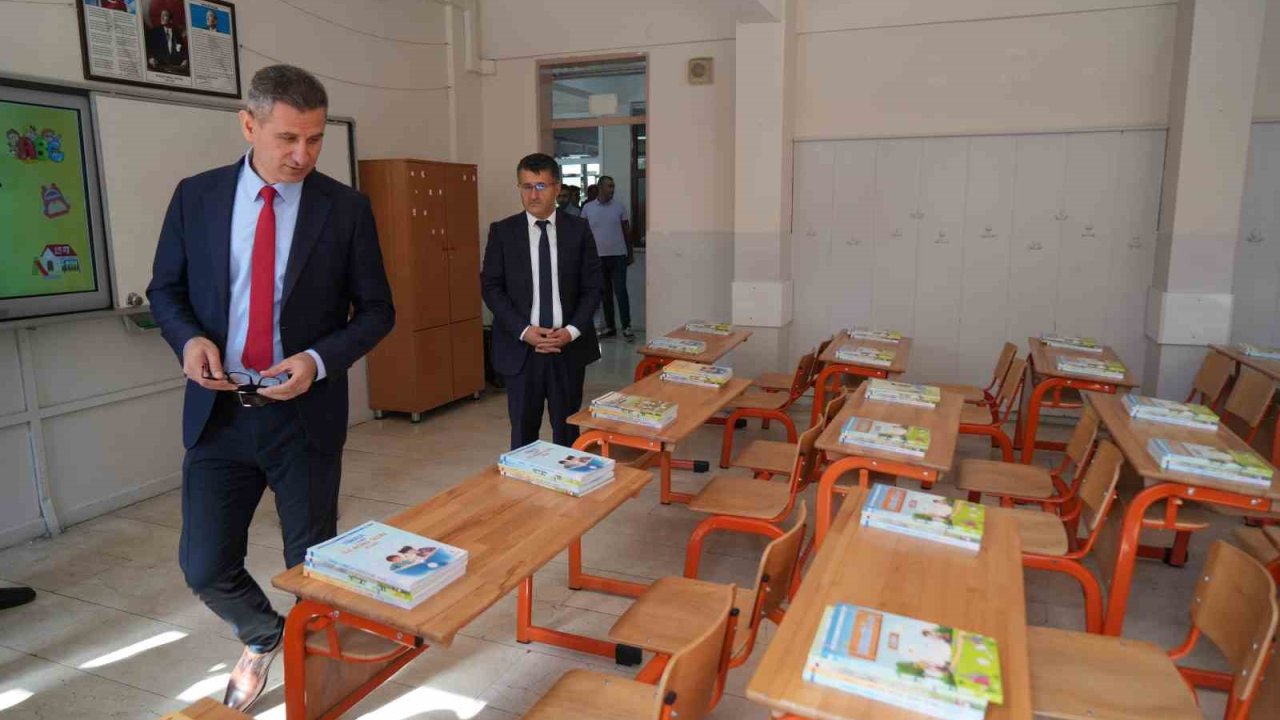 Muş’ta 1 milyondan fazla ders kitabı sıralara bırakıldı