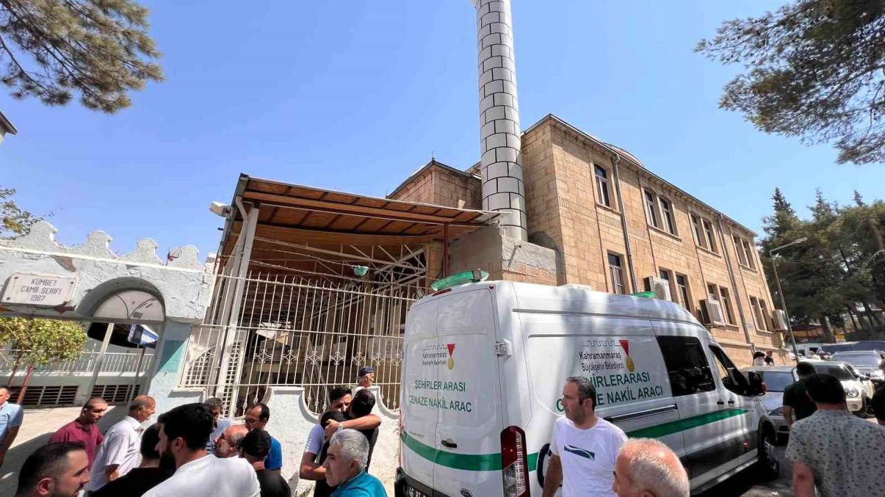 Bıçaklı saldırıda hayatını kaybeden genç adam son yolculuğuna uğurlandı