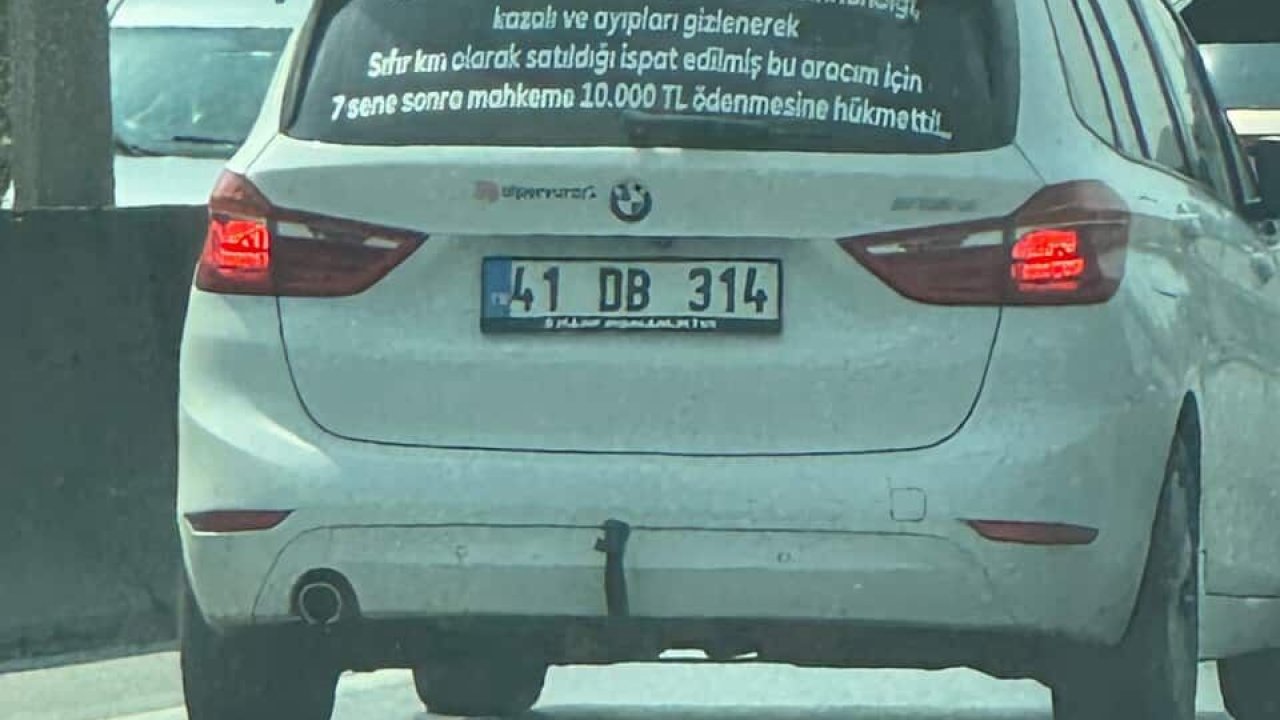 Arabasının arkasına yazdığı yazıyı gören dönüp bir daha bakıyor