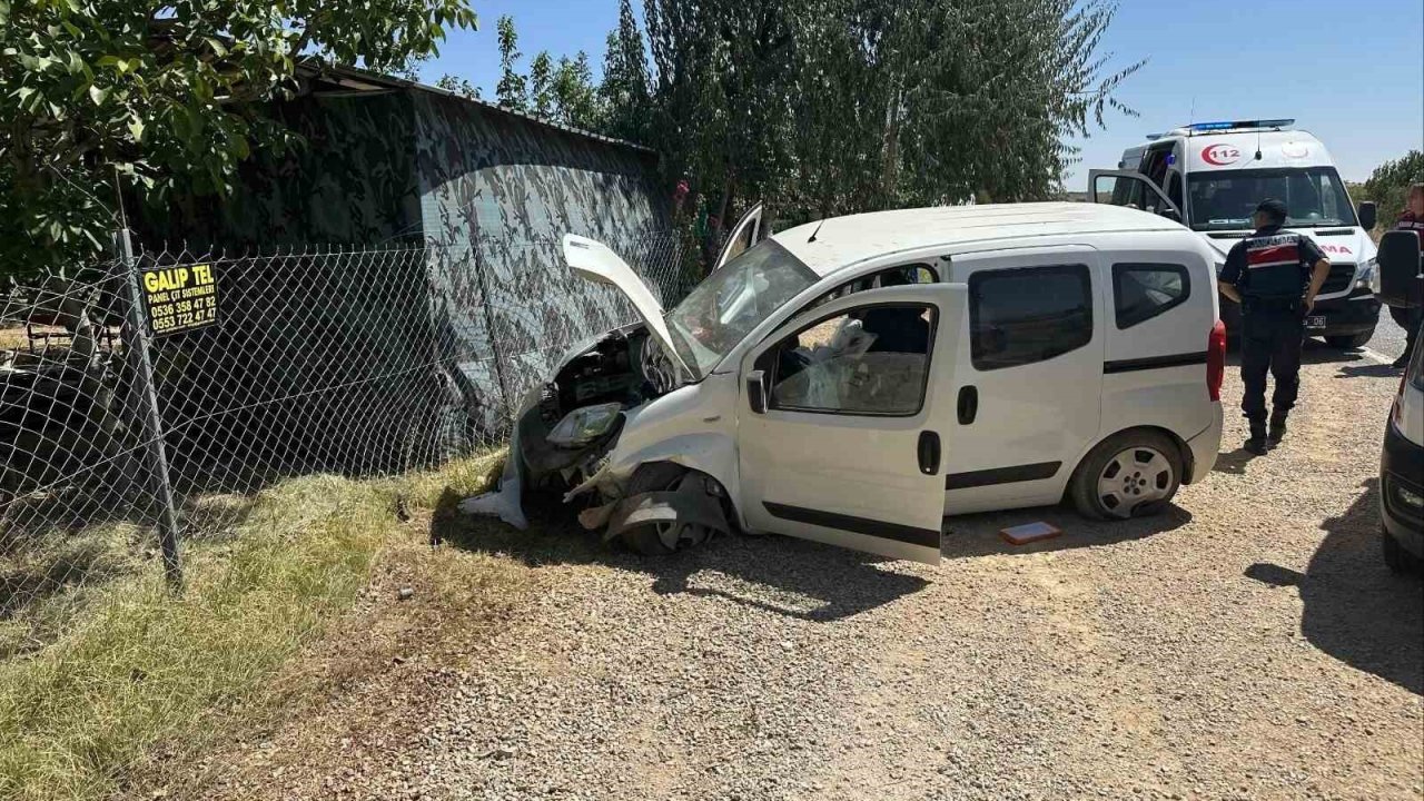Konya’da lastiği patlayan araç bariyerlere çarptı: 2 yaralı