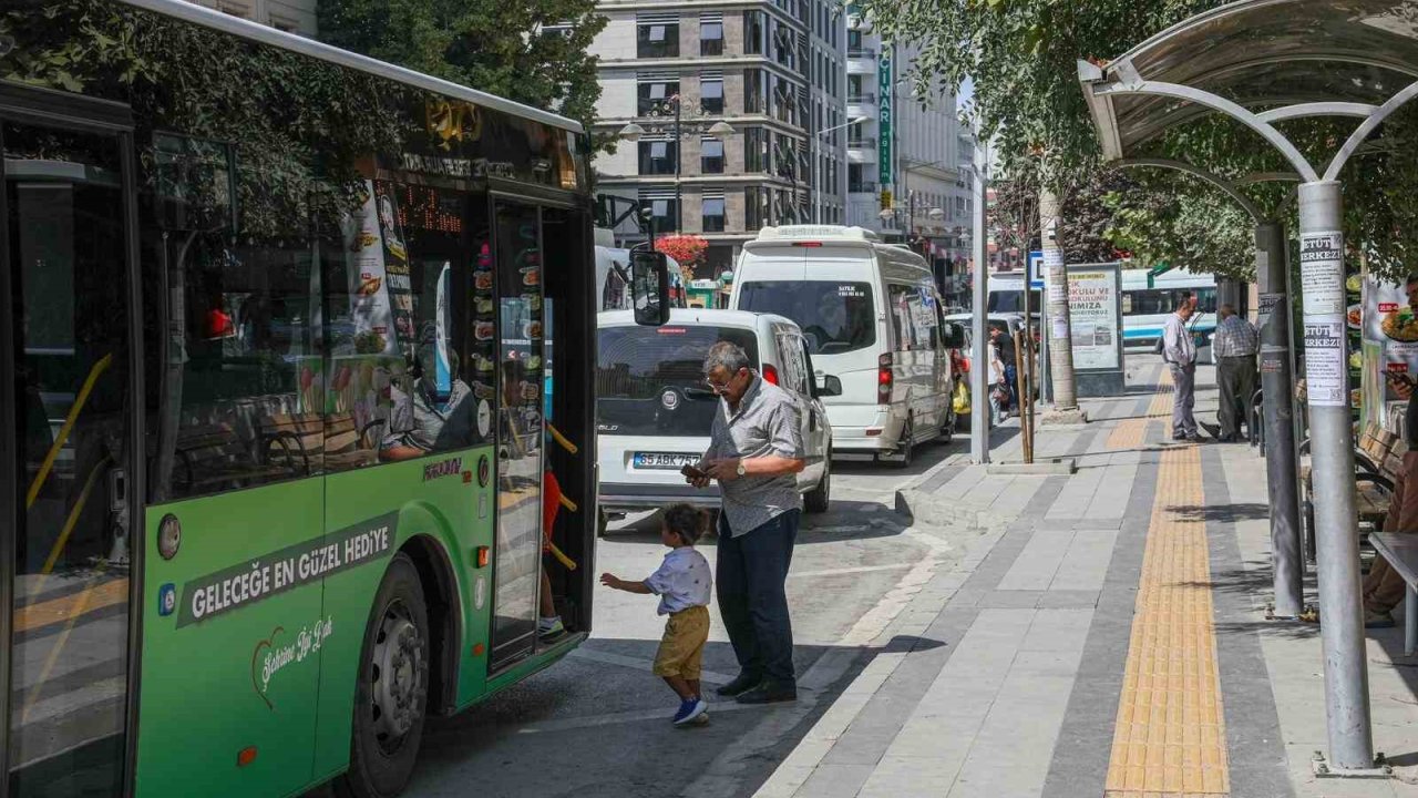 Van Büyükşehir Belediyesinin otobüsleri yeşile büründü
