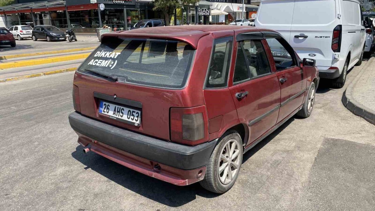 Aracının arka camında ’Dikkat Acemi’ yazıyor, trafikte herkes ondan uzak duruyor