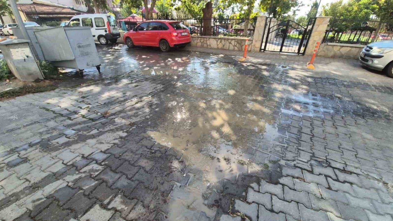 Su stresine rağmen tonlarca su sokaklara akıyor