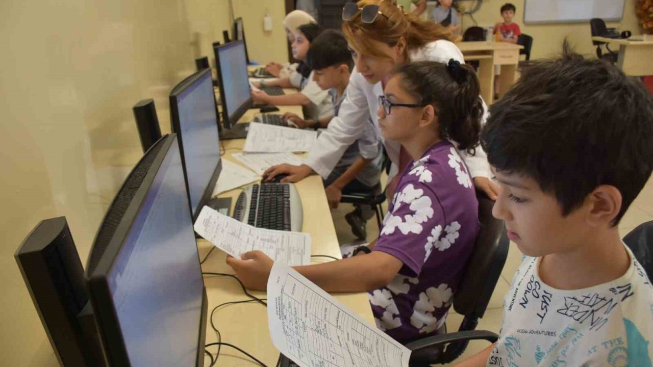 Bilgisayar kurslarıyla hem çocuklara hem yetişkinlere destek
