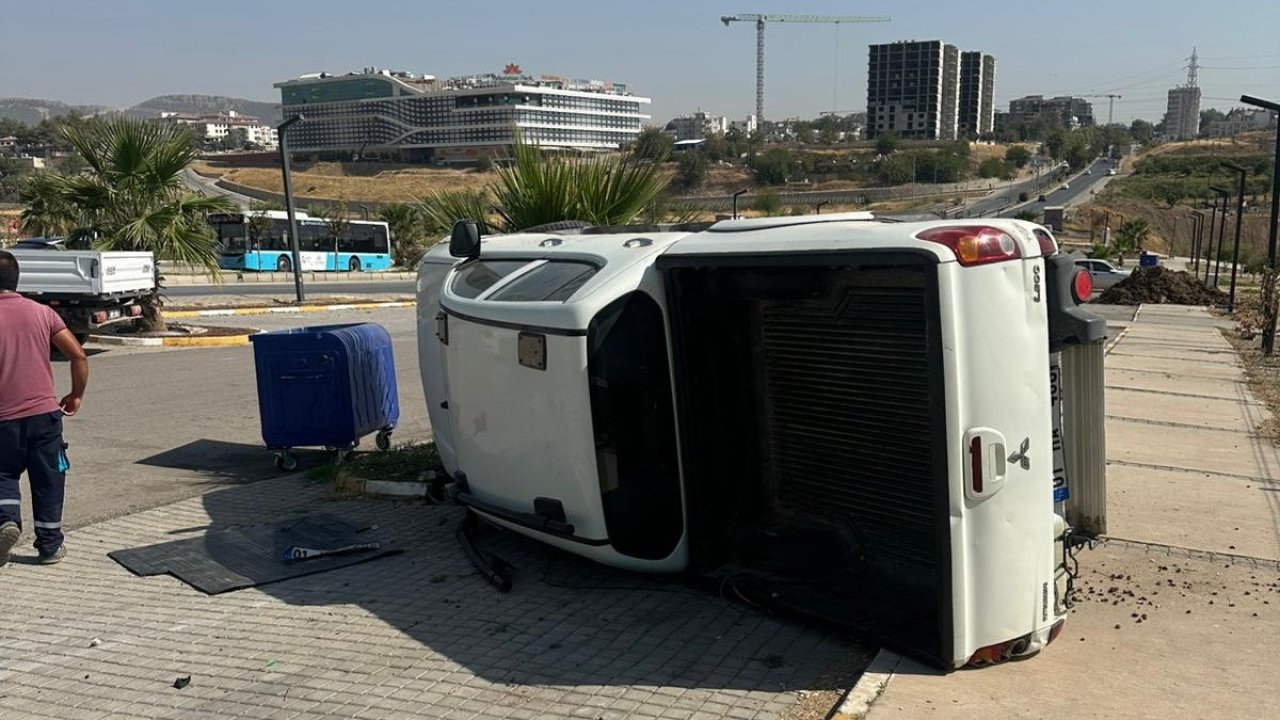 Kontrolden çıkan kamyonet takla attı