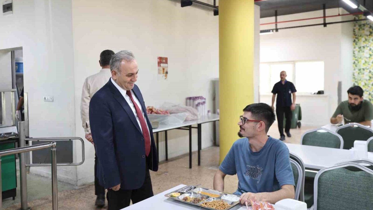 ERÜ Rektörü Altun, tıp fakültesi öğrencileri ile bir araya geldi