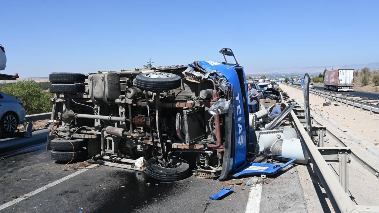 Otomobilin çarptığı trafo yüklü kamyon devrildi: 2 yaralı