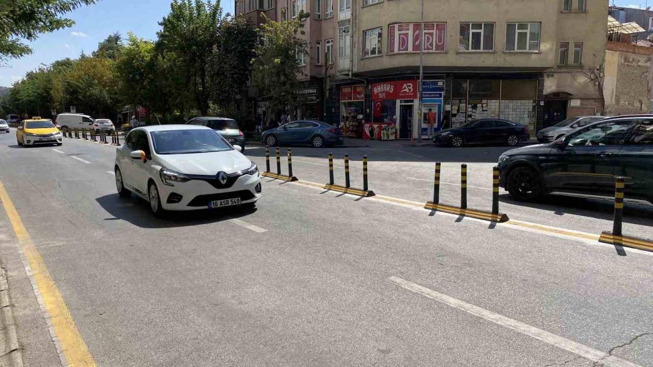 Atatürk caddesi dubaları tartışma konusu