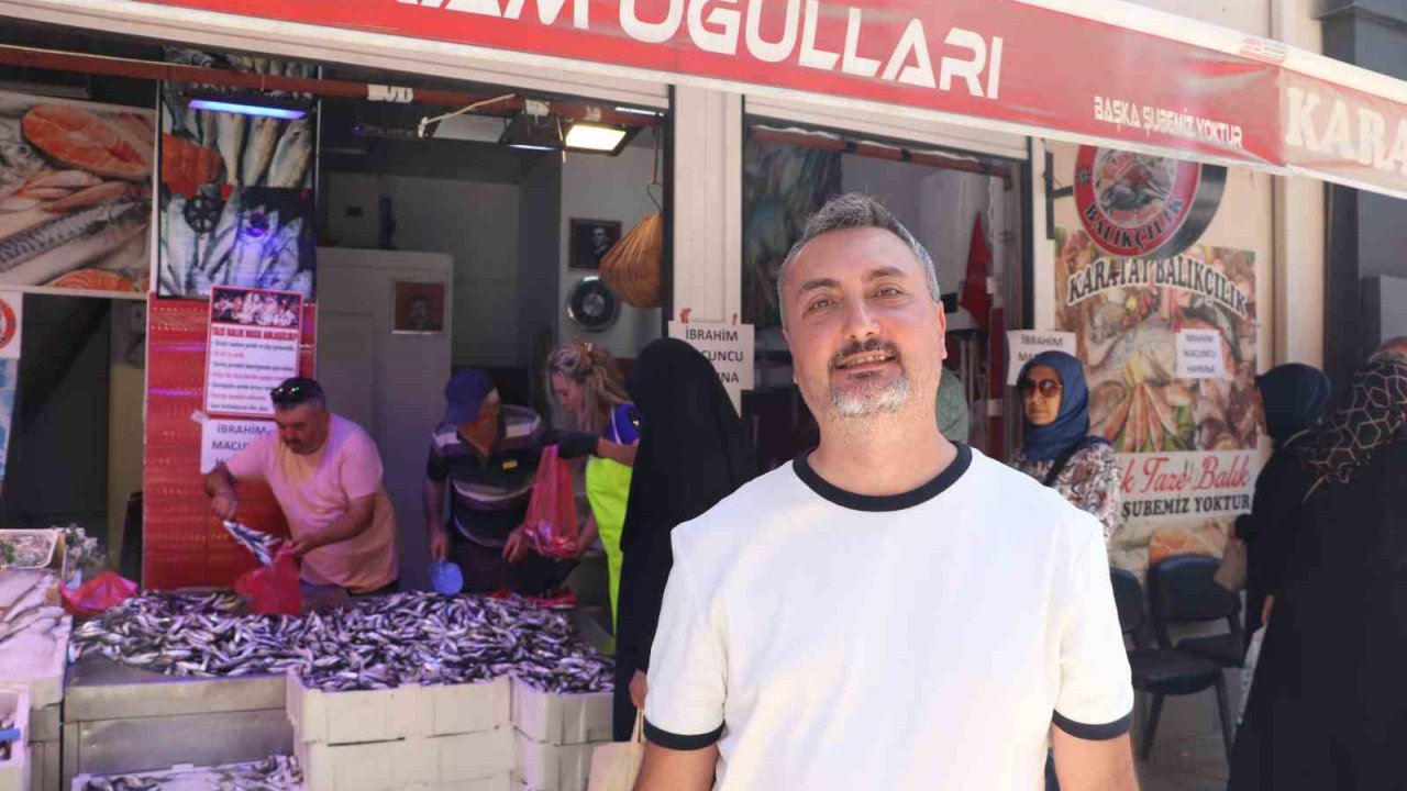 Kandilde bu sefer lokma yerine 1 ton hamsi ücretsiz dağıtıldı