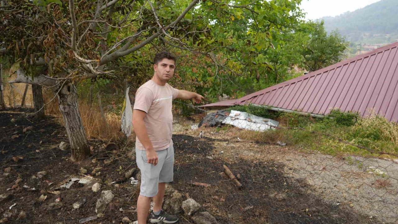 Orman yangının sıçradığı köydeki hasar görüntülendi: Evler metreler kala kül olmaktan kurtarılmış