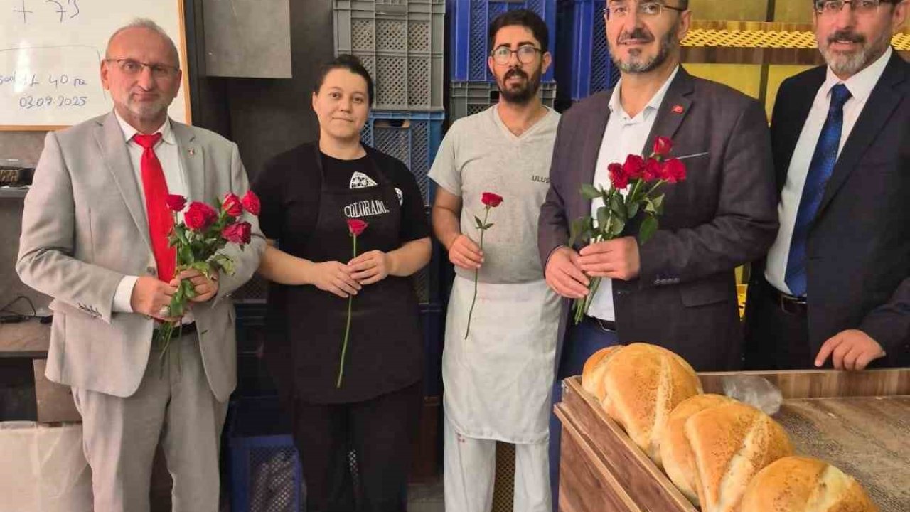 Mevlit Kandilini gül dağıtarak kutladılar