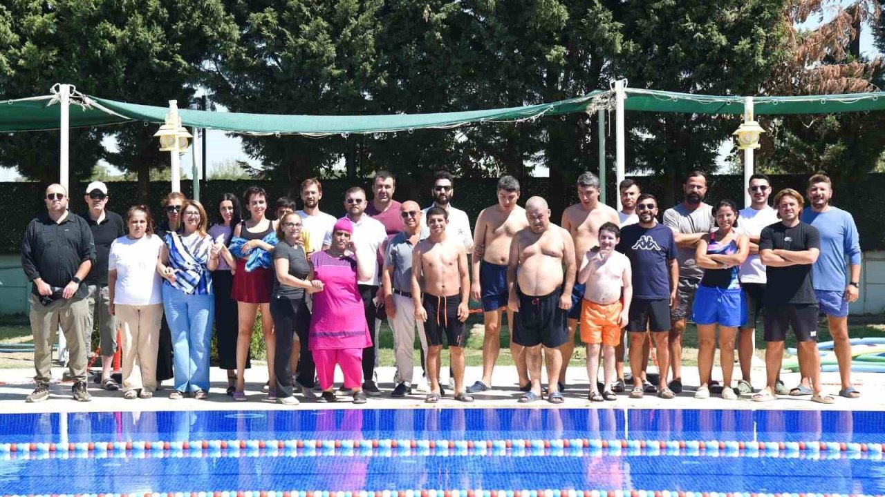 Yunusemre’de özel öğrenciler havuzda buluştu