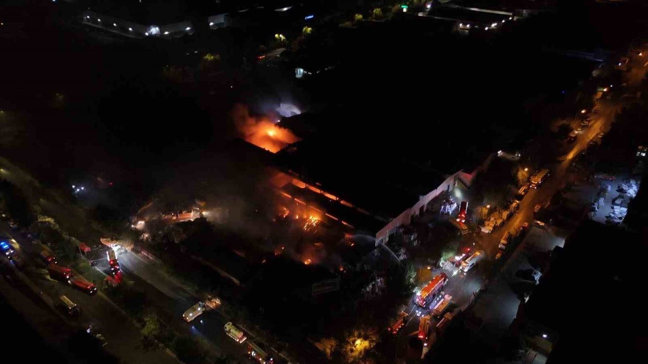 Fabrika yangınında 9 saat geride kaldı