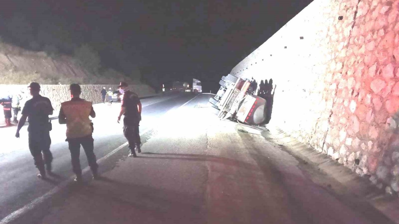 Kütahya’da asit yüklü tanker devrildi: 1 yaralı