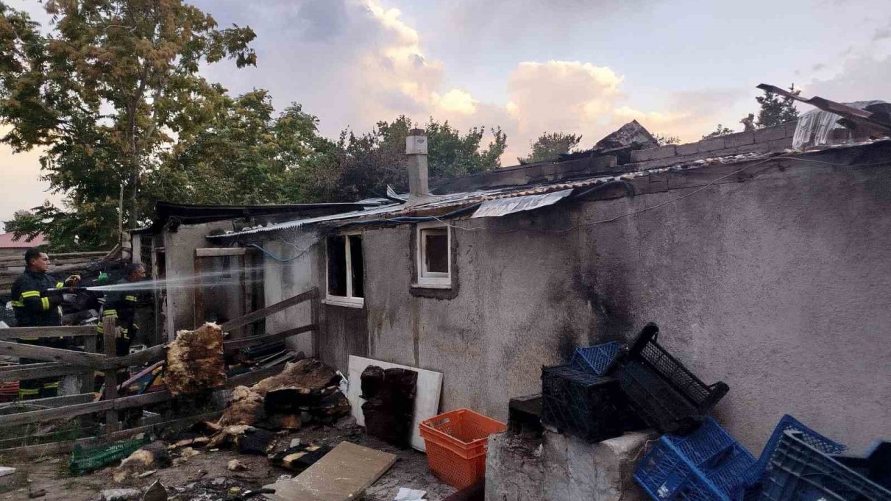 Odunlukta çıkan yangın itfaiyenin müdahalesiyle söndürüldü