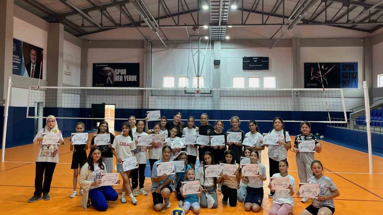 Pazaryeri’nde yaz spor okulları voleybol kursu tamamlandı