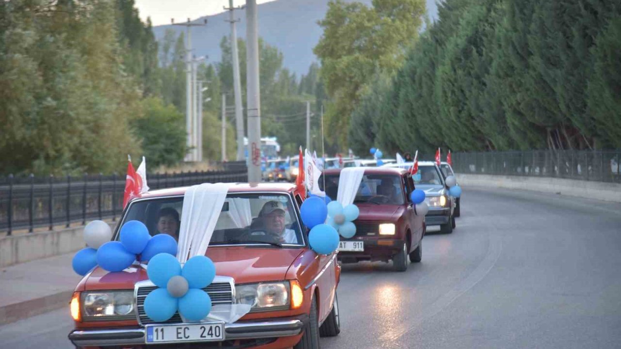Nostaljik araçları sünnet aracı yaptılar, çocuklara şehir turu attırdılar