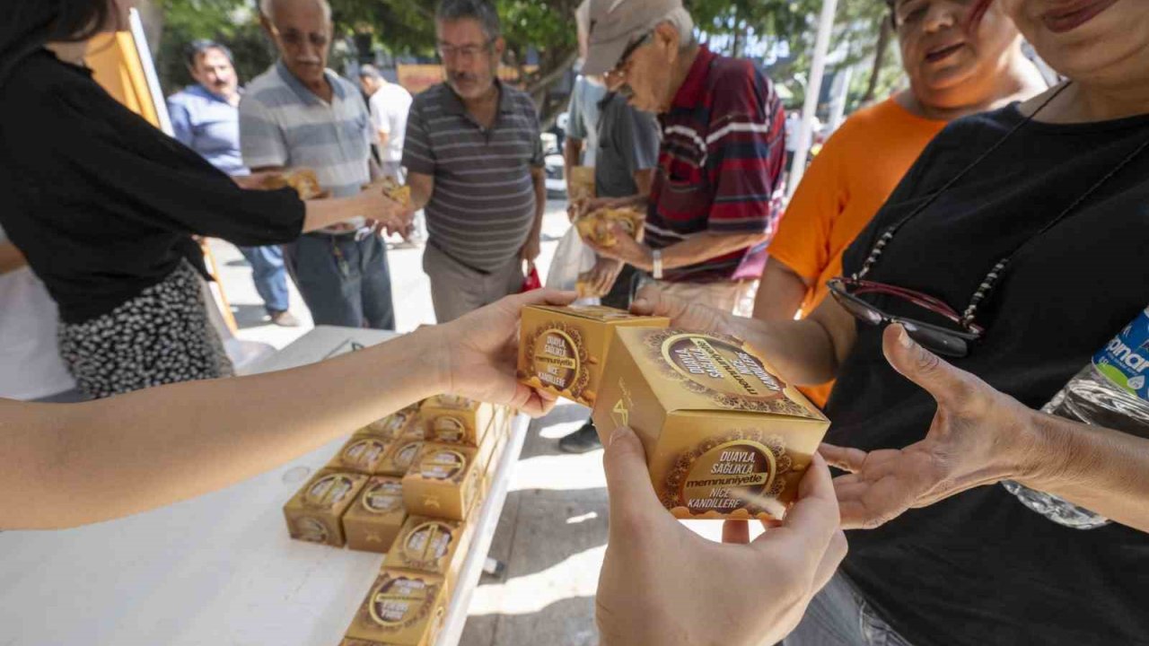 Mersin’de kandilde 15 bin kandil simidi dağıtıldı