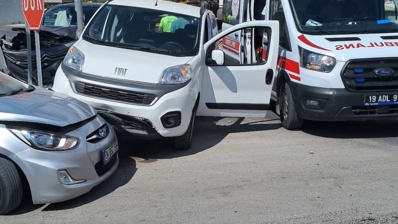 Çorum’da 3 araç kavşakta çarpıştı: 2 yaralı