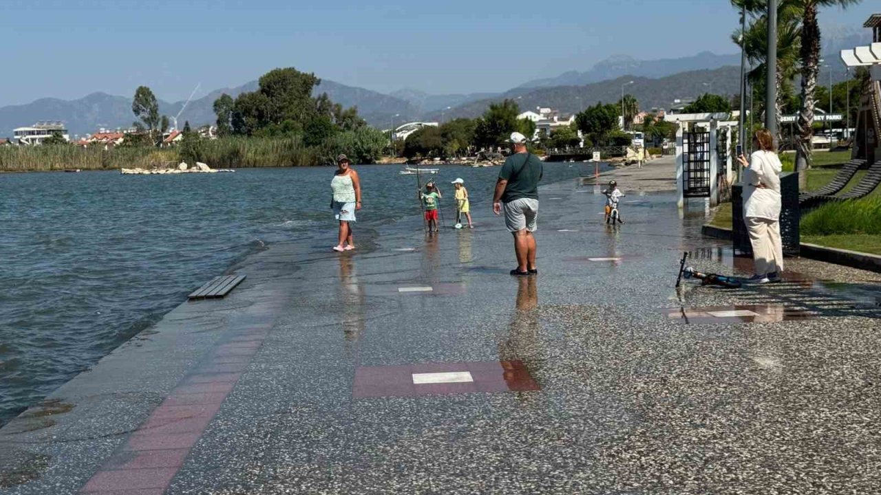 Fethiye’de gelgit nedeniyle deniz suyu yükseldi